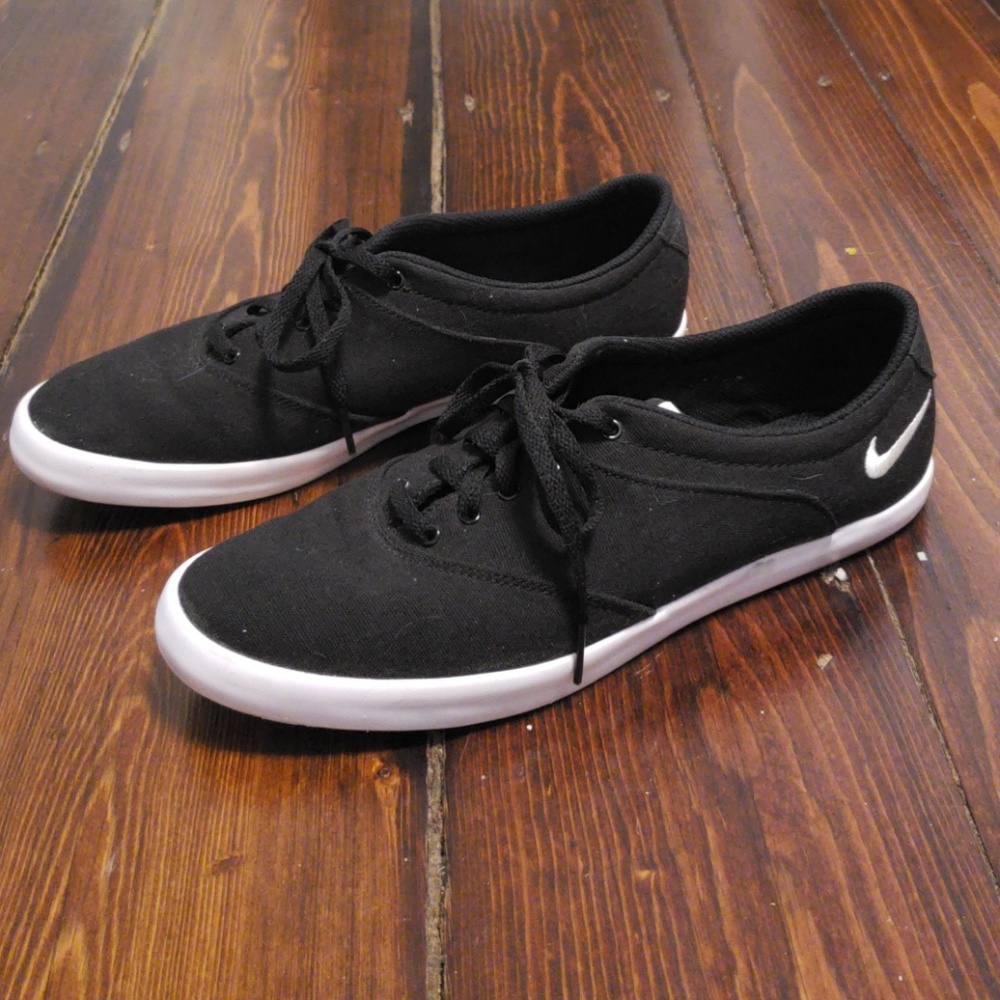 Black Nike Low Cut Sneakers